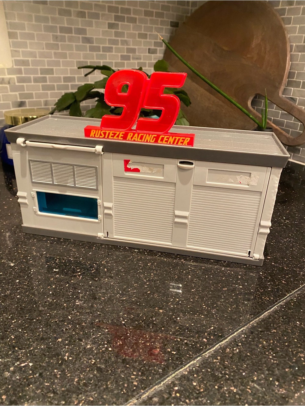 Disney Pixar Cars 3 Rust-Eze Quick Change Garage Playset